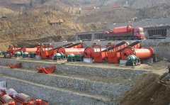研磨高嶺土?xí)r選擇雷蒙磨粉機(jī)好還是球磨機(jī)好？